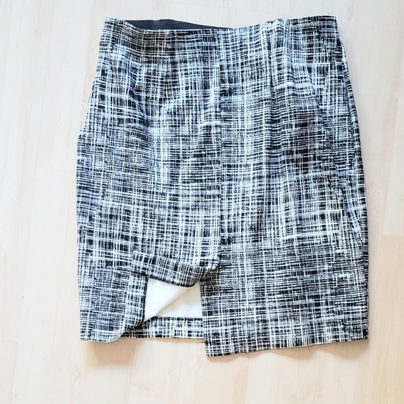 Black and White skirt - Picture 2 of 4